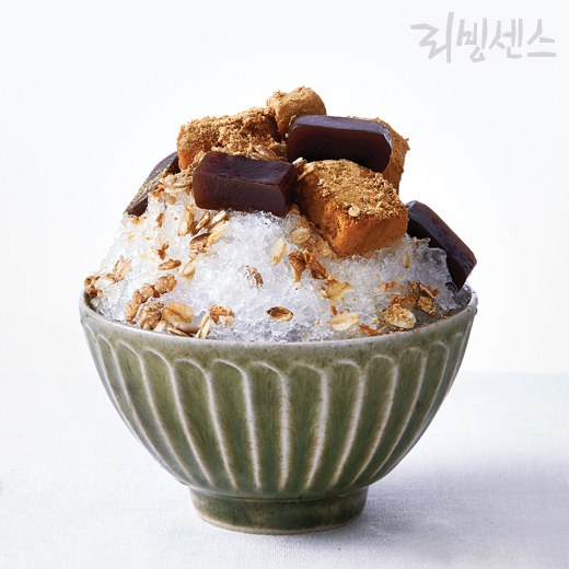다양한 토핑의 빙수 이미지