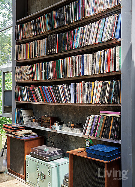 오래된 책들이 꽂혀 있는 작가의 스튜디오. 
