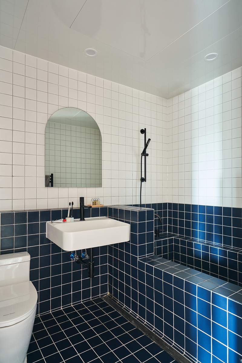 컬러풀한 작품을 만드는 작가의 취향을 담은 욕실. 10X10 정사각형 타일을 사용하면 공간을 한층 가볍고 이국적으로 연출할 수 있다.