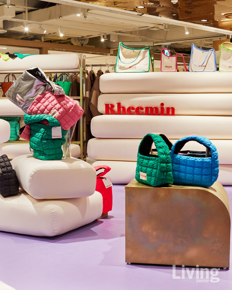 구름을 연상케 하는 크림 톤의 패브릭 가구와 오묘한 톤이 섞인 금속 가구가 콘셉추얼하게 조화를 이루는 리민팝업스토어. 바닥은 보라색으로 확실한 컬러감을 주었다.