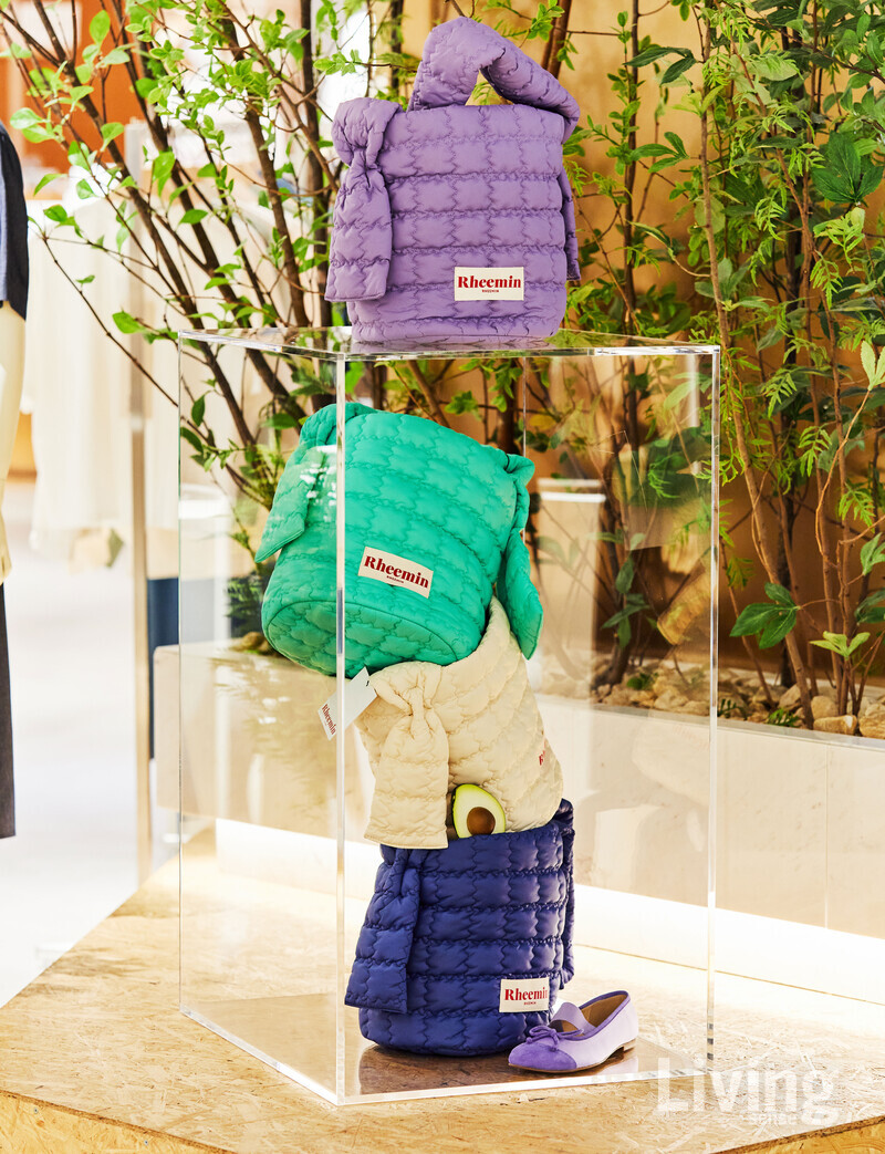 리민의 대표 상품인 퀄팅 소재의 너겟백을 위로 쌓아 연출했다. 투명 아크릴 박스로 감싸 작품이 진열된 듯 연출한 것이 특징.