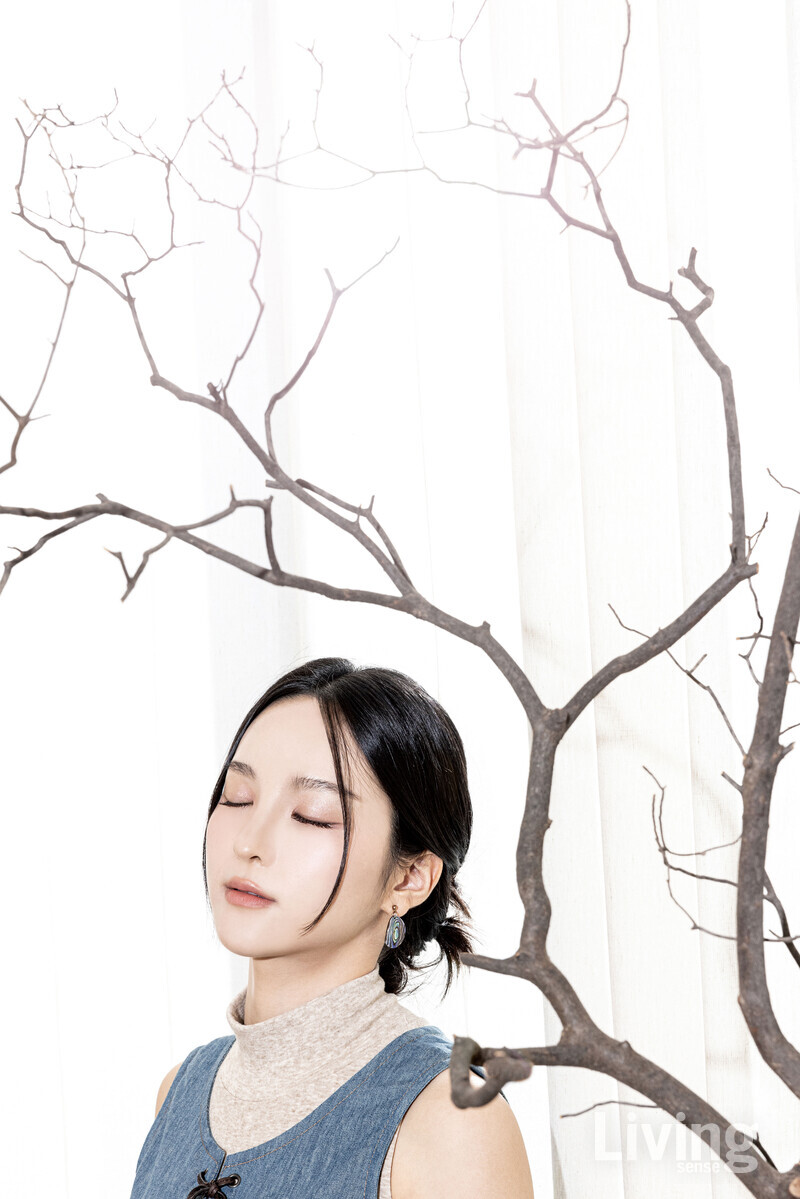 데님 베스트는 미우미우, 이너톱은 지지비샤, 이어링은 프루타