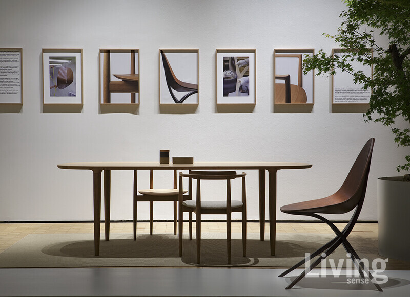 Edaha Chair 미아우 테이블 세트와 함께 놓인 에다하 체어.