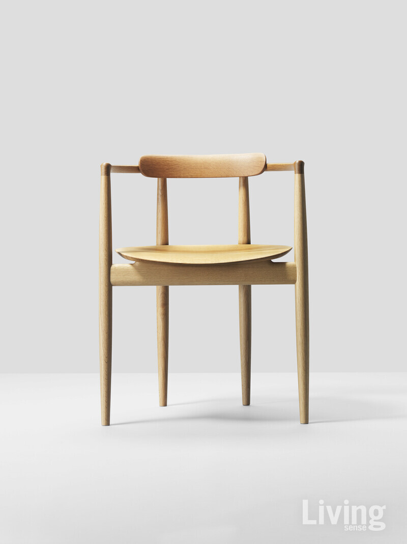 Miau Armchair 고양이를 모티프로 따뜻하고 친밀한 디자인을 의도했다.