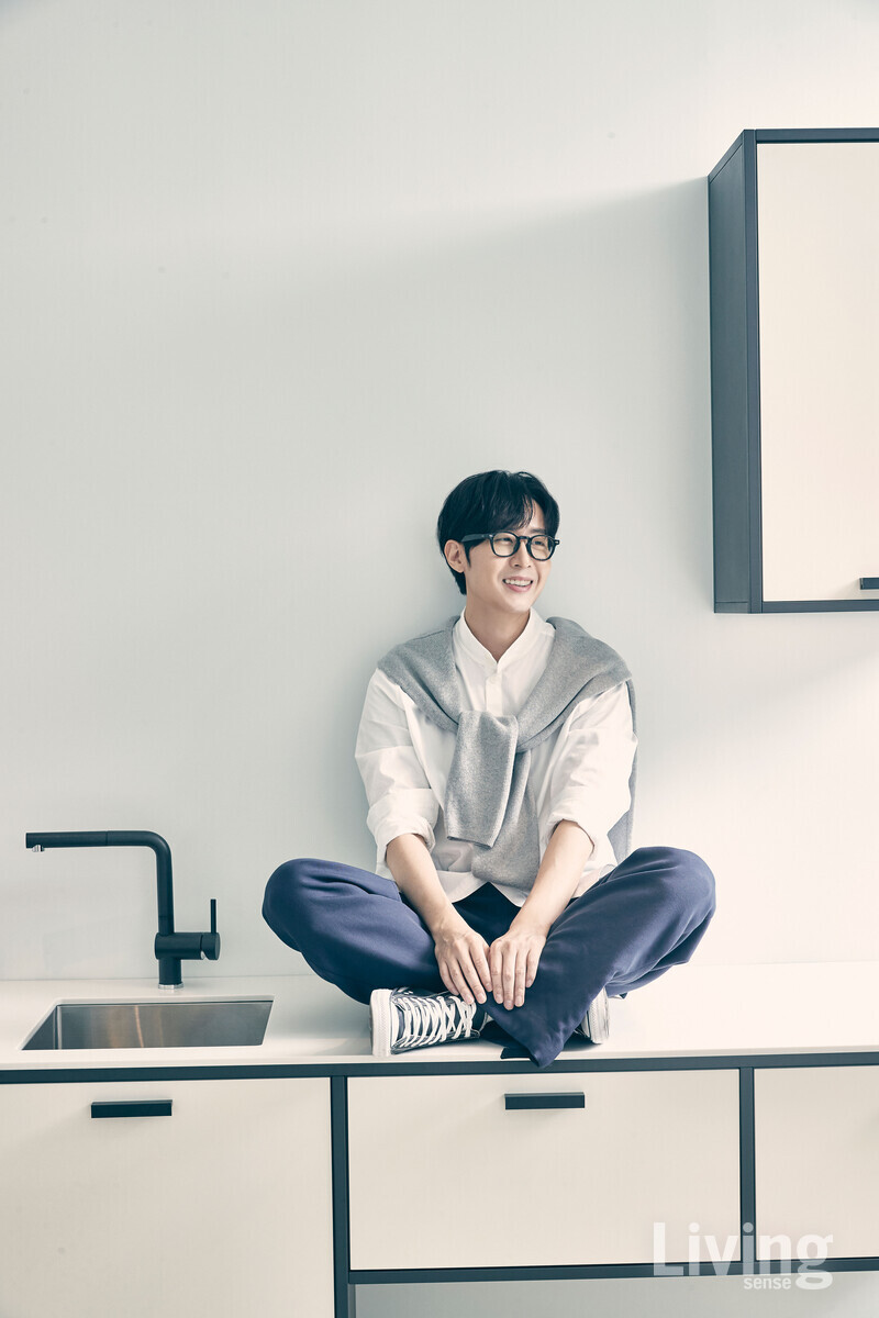 프레임이 강조되는 블랙 엣지에 다채로운 컬러 조합이 가능한 센츄리 모듈러 키친은 MMK.