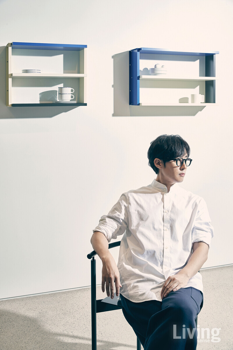 각기 다른 치수의 모듈과 조합이 가능한 벽선반 MFW 503과 703, 원의 4분의 1 형상을 기분으로 독특한 균형감을 연출한 쿼터 체어는 모두 MMK