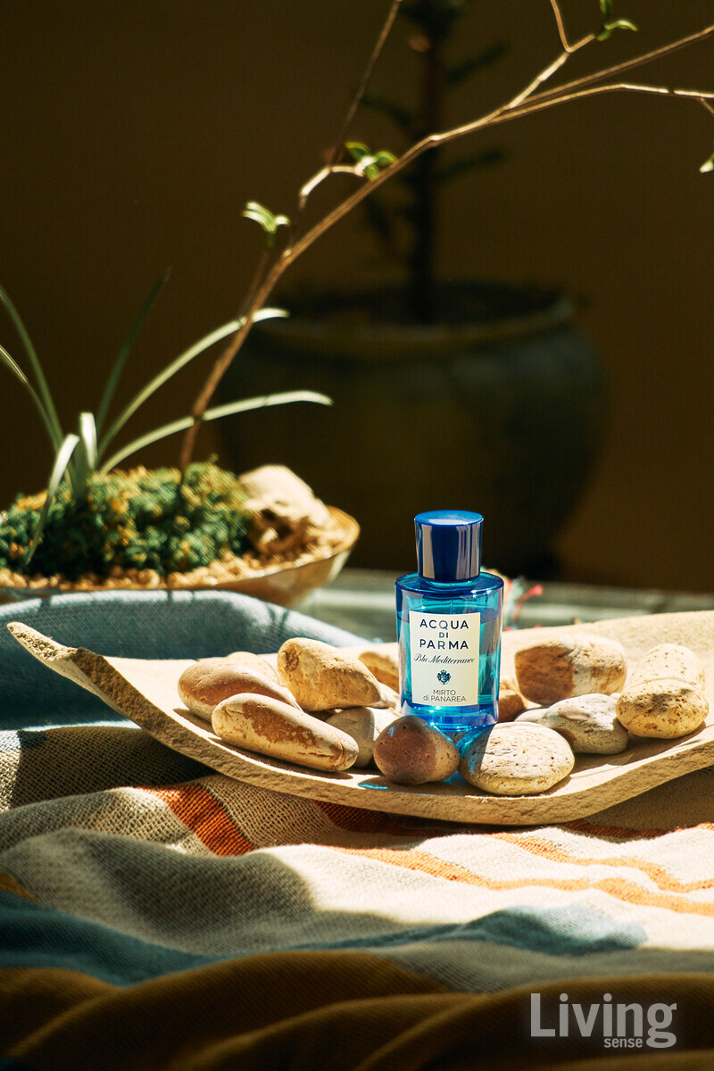 바질, 레몬, 베르가모트, 재스민, 앰버 등의 향이 어우러지며 푸른빛의 지중해를 떠오르게 만드는 미르토 디 파나레아 EDT. 75ml, 17만5000원 아쿠아디파르마.