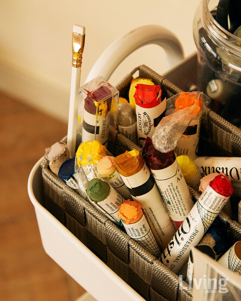 그녀의 작업 도구들.