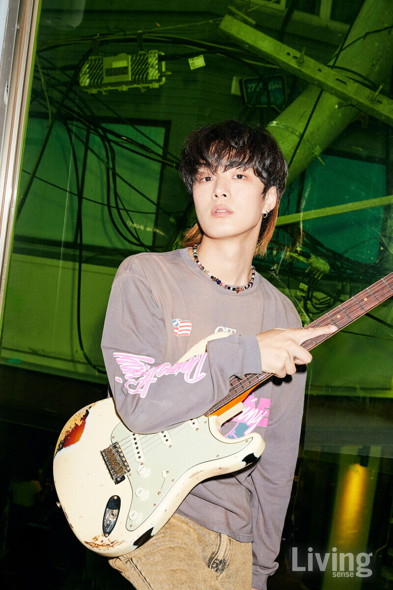 비즈로 만든 목걸이와 기타는 모두 아티스트 소장품. 