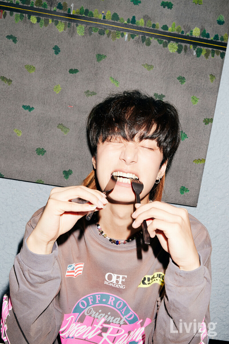 . 장난기 넘치는 표정의 기탁.