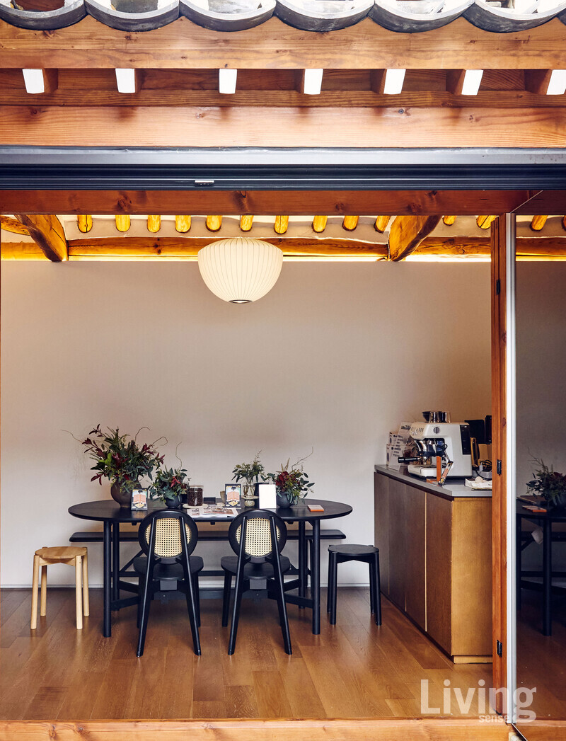 언와인드의 가구와 함께 감각적인 디자인의 홈 에스프레소 머신인 브레빌의 신제품 '바리스타 익스 프레스™ 임프레스BES876'로 추출한 커피를 음미할 수 있는 커피 라운지의 모습.