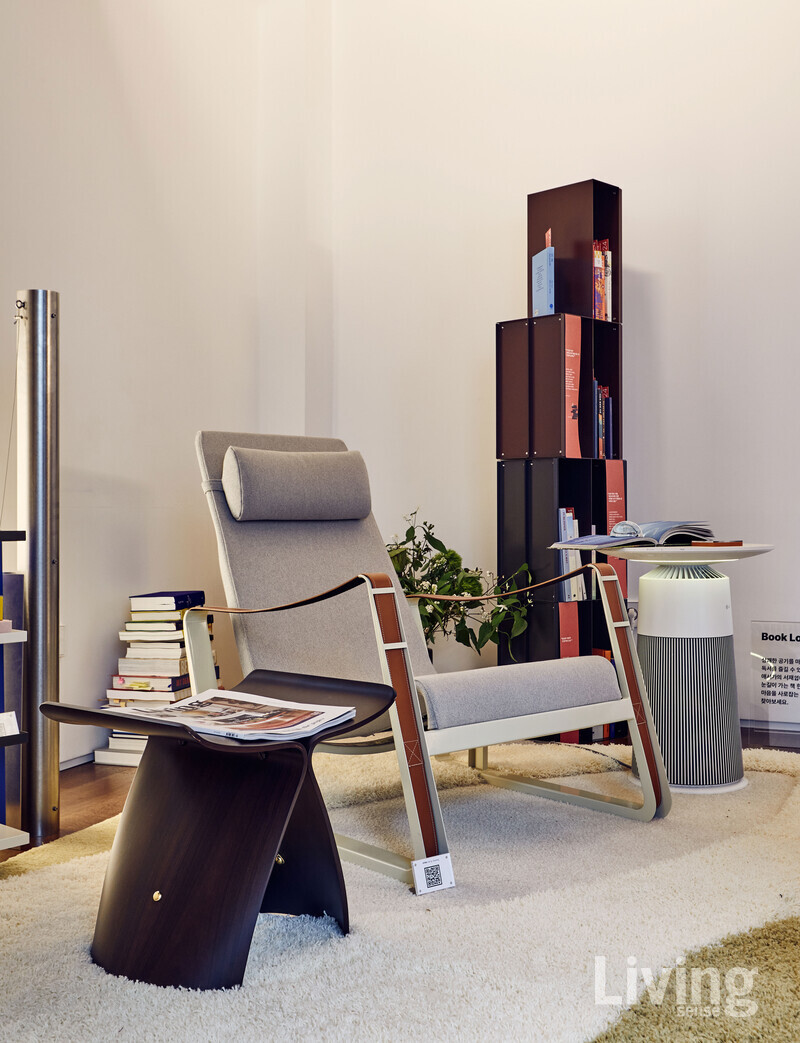 어느 애서가의 서재이자 작고 정겨운 동네에 자리한 독립 서점처럼 느껴지는 북라운지.