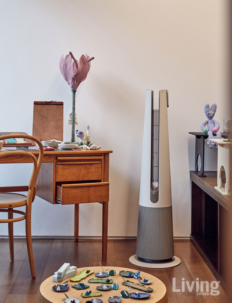 손으로 만든 사물과 그 사물을 만드는 이들을 소개하는 다다손손이 기획한 ‹자급자족› 전시가 열린 아트 라운지. LG퓨리케어 오브제컬렉션 에어로타워의 모습도 볼 수 있다.