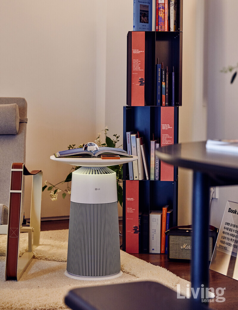 북라운지에는 MMK의 가구와 신선한 공기를 선사하는 LG퓨리케어 오브제컬렉션 에어로퍼니처가 배치됐다.