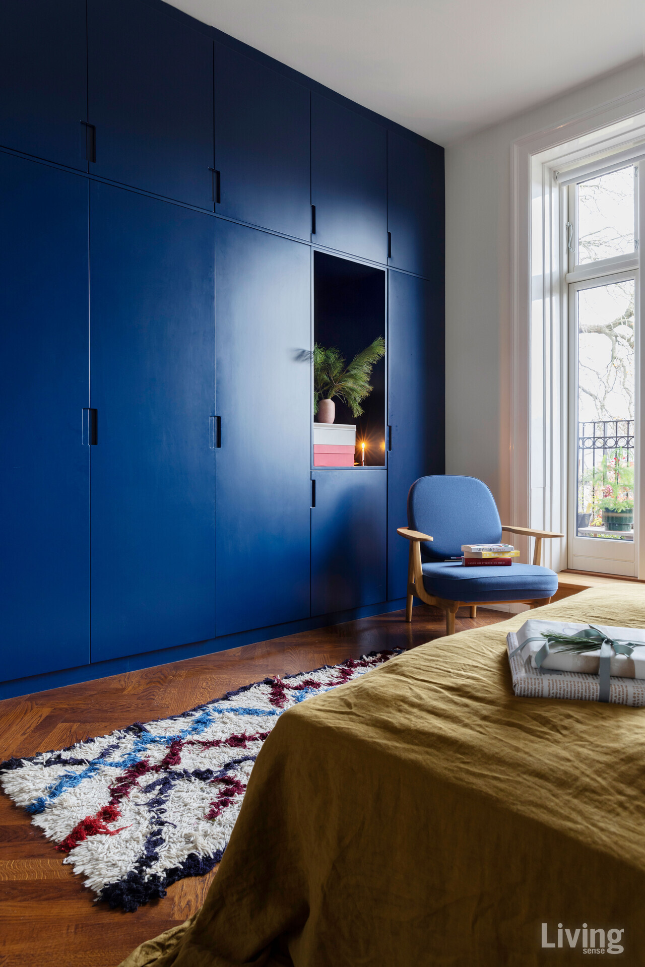 MDF에 블루 색상으로 칠한 붙박이장은 제트가 직접 디자인한 것. 의자는 프리츠한센, 카펫은 바이 프리버트by Fribert 제품이다.