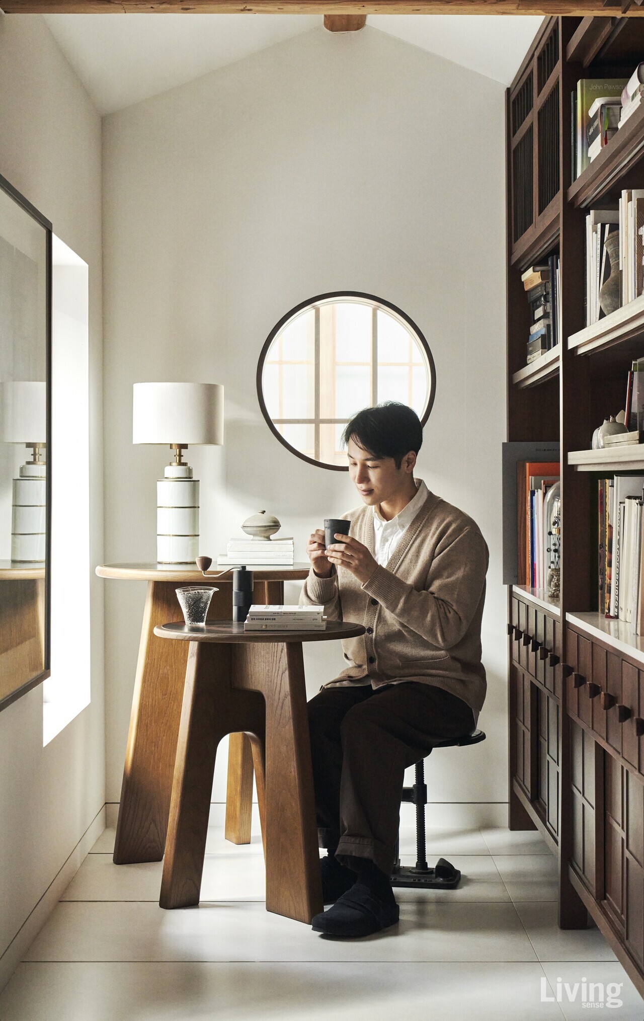 사무 겸 주거 공간으로 사용하는 능소헌의 라이브러리에서 카누의 원두로 만든 커피를 즐기는 양태오 디자이너.