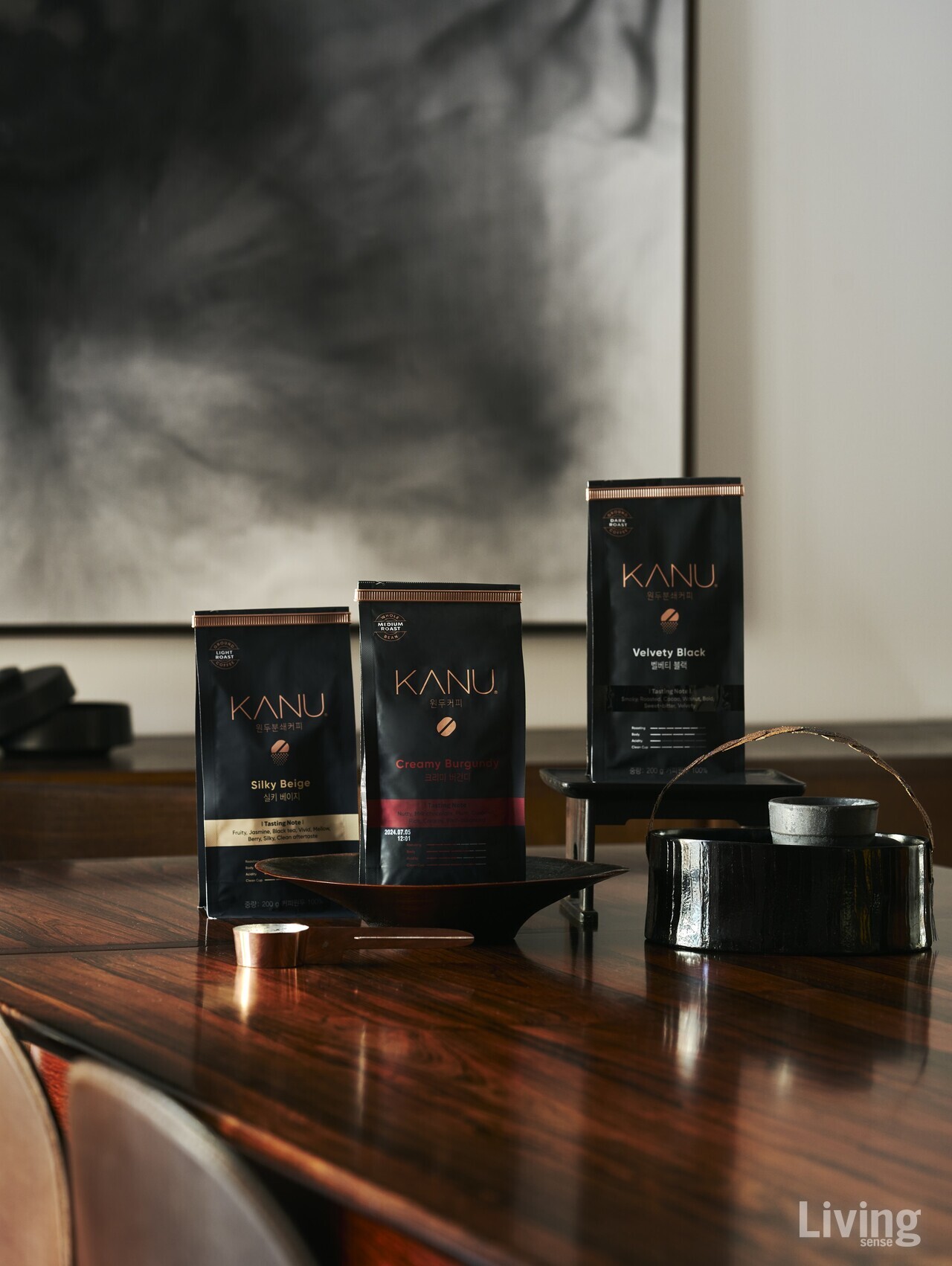 로스팅 정도가 서로 다른 실키 베이지, 크리미 버전디, 벨베티 블랙 3종의 플레이버와 홀빈, 분쇄 원두 2가지 형태로 출시됐다.