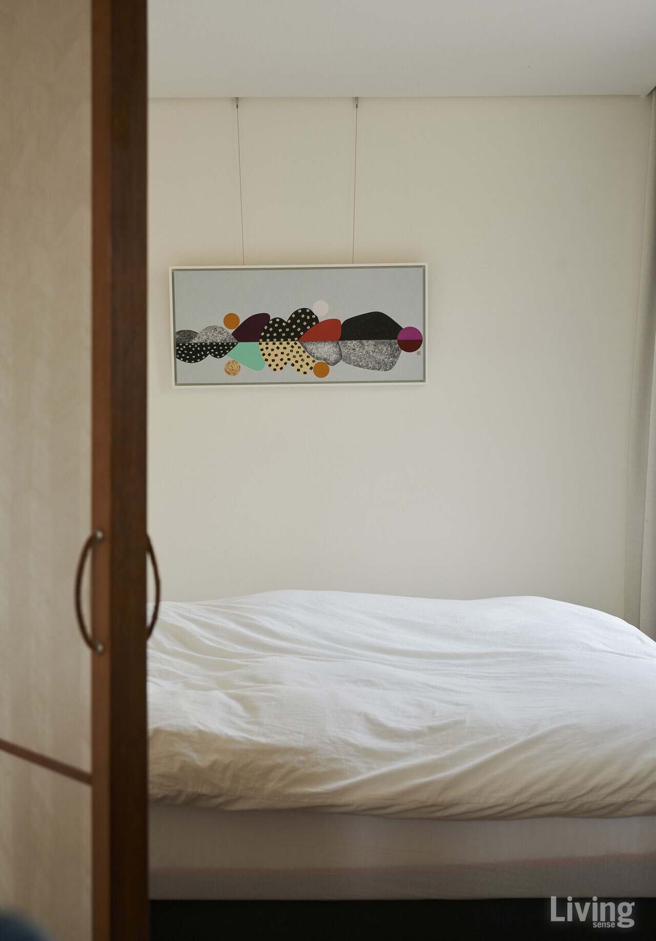 ‘일월오봉도’를 현대적으로 재해석한 김근정 작가의 작품이 보이는 침실.