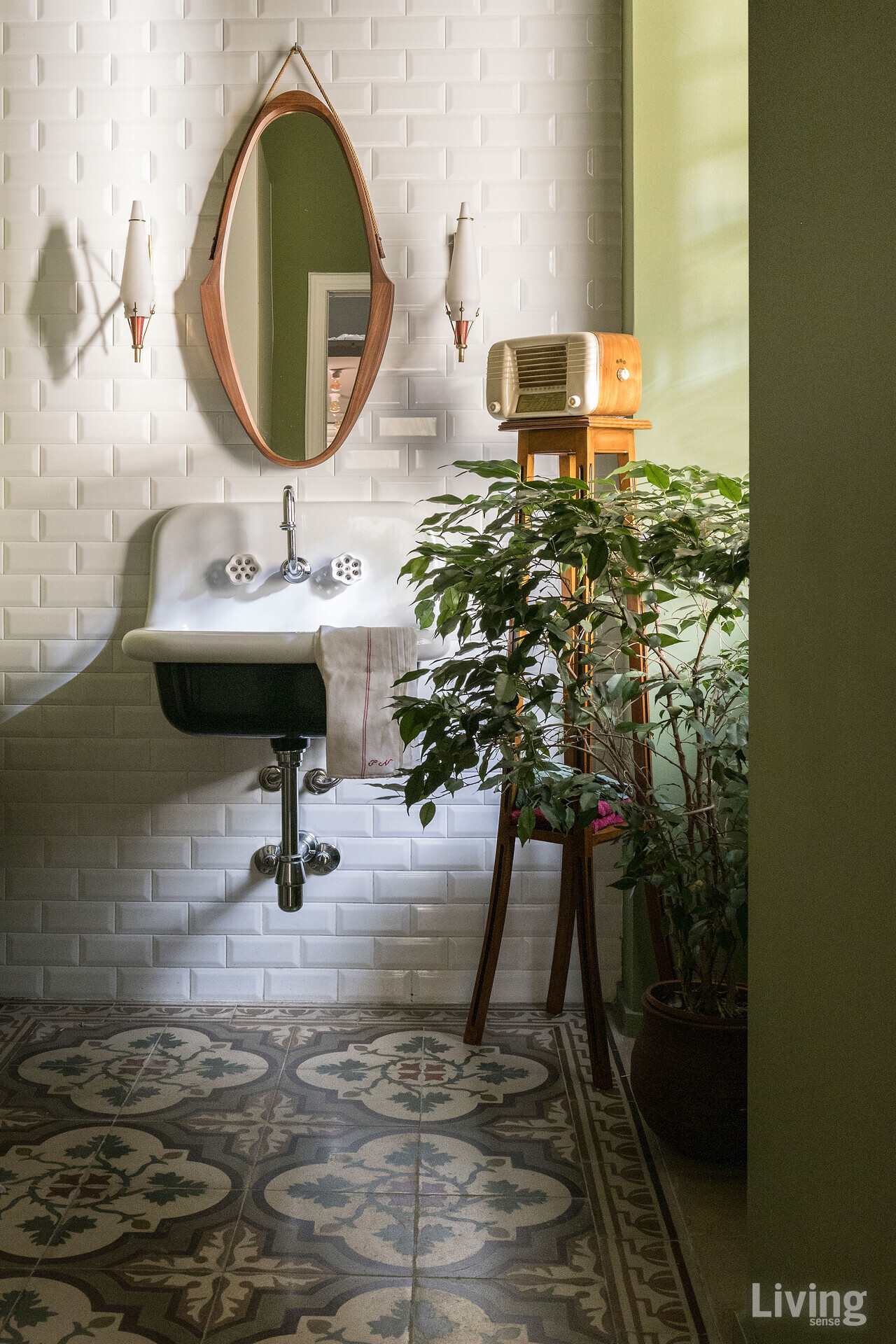 블루 프로방스bleuprovence.it의 세면대와 1950년대 앤티크 거울, 램프, 라디오 등이 만난 욕실. 원래 이 공간에서 찾아낸 리버티 시멘트 타일과 벽면의 현대적인 심플한 타일이 제각각의 앤티크 소품을 품고 있다.