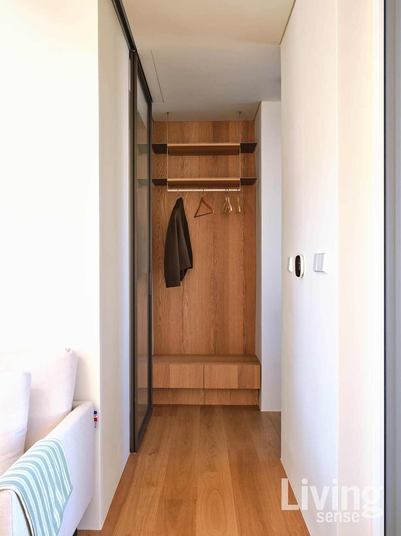 현관에 설치한 코트장. 거실로 들어오기 전에 외투를 걸어둘 수 있는 공간 구성이 돋보인다. 