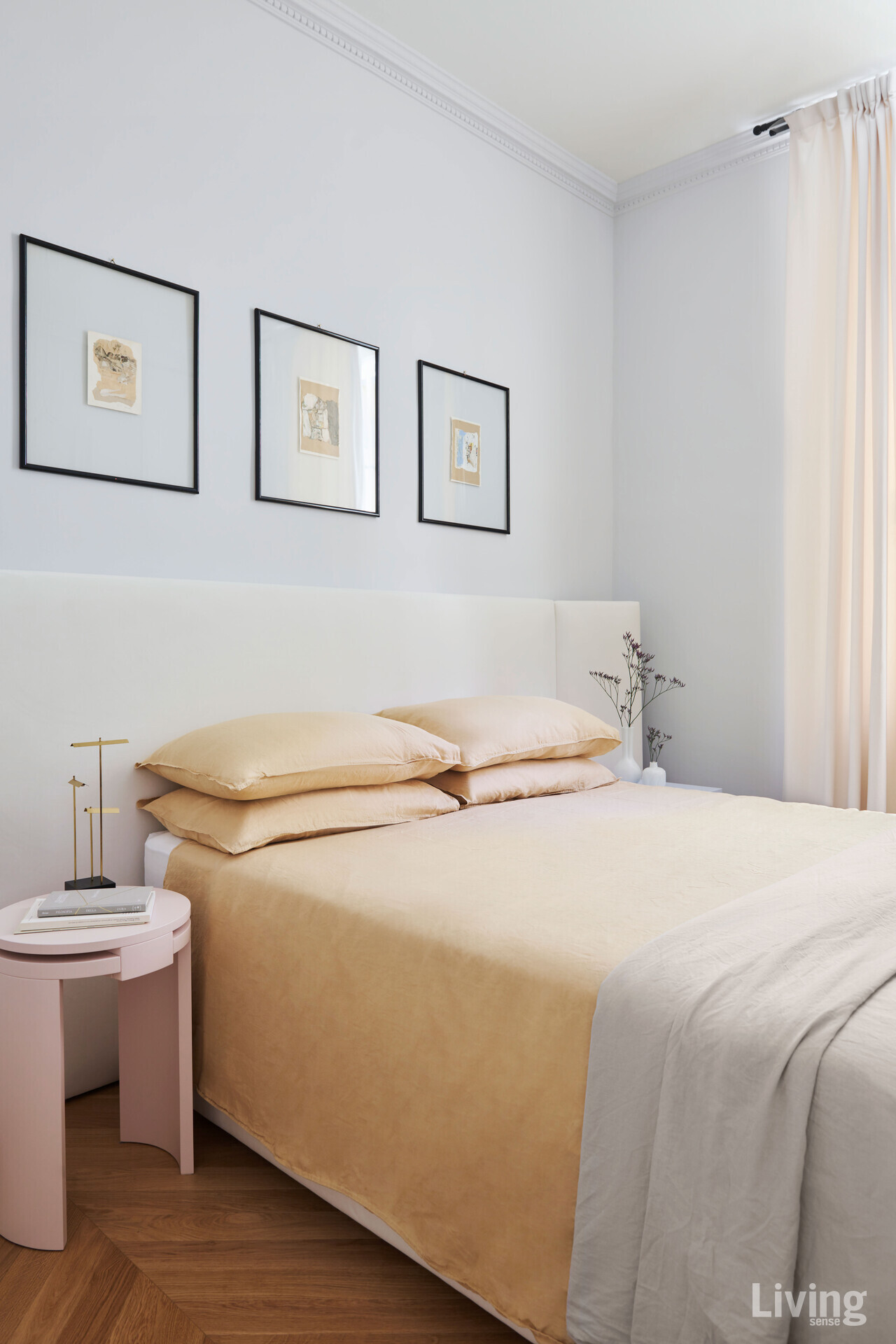 토니노 고타렐리Tonino Gottarelli의 그림이 놓인 침실. 흰색의 침대 헤드보드는 부부가 직접 디자인했다.
