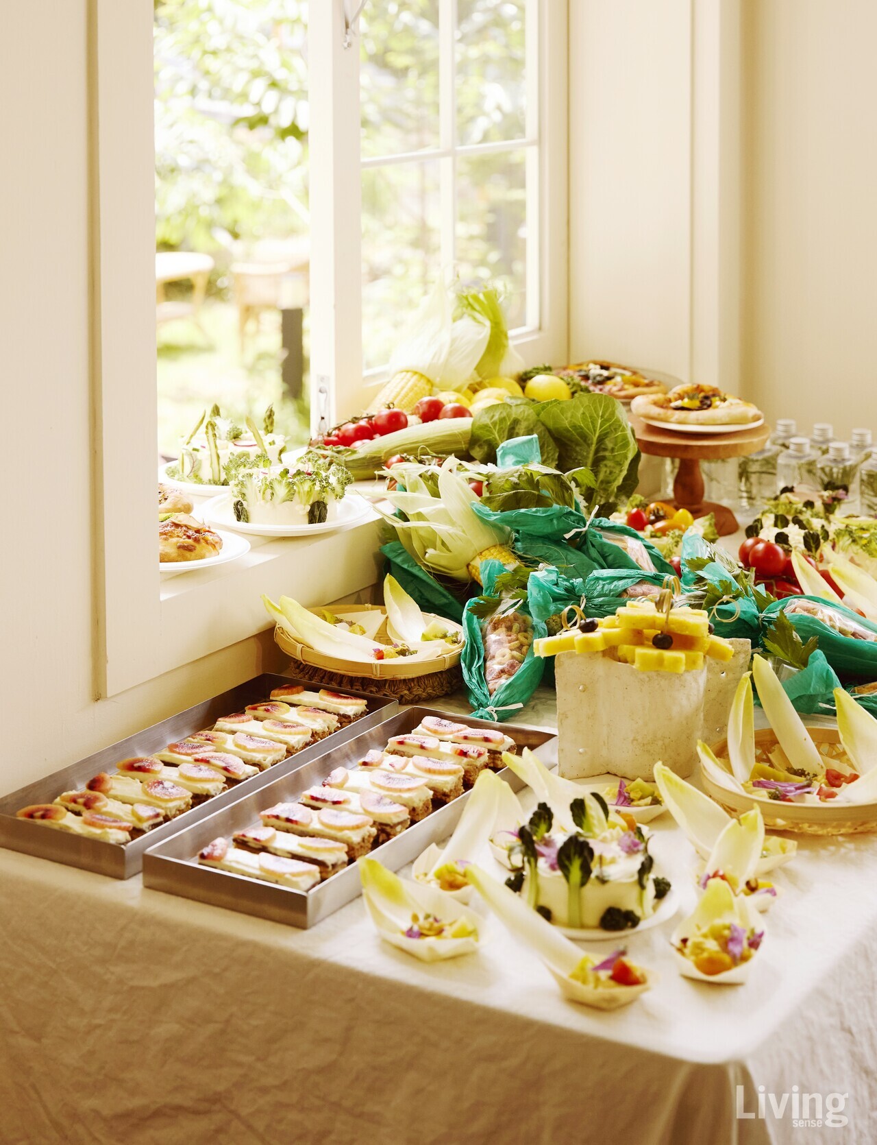 켈로그 시리얼로 만든 음식들로 차린 케이터링 테이블.