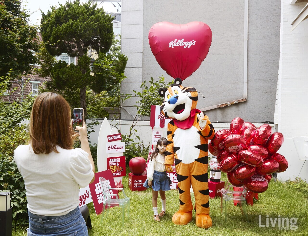 켈로그의 마스코트 '토니'와 사진을 찍고 있다.