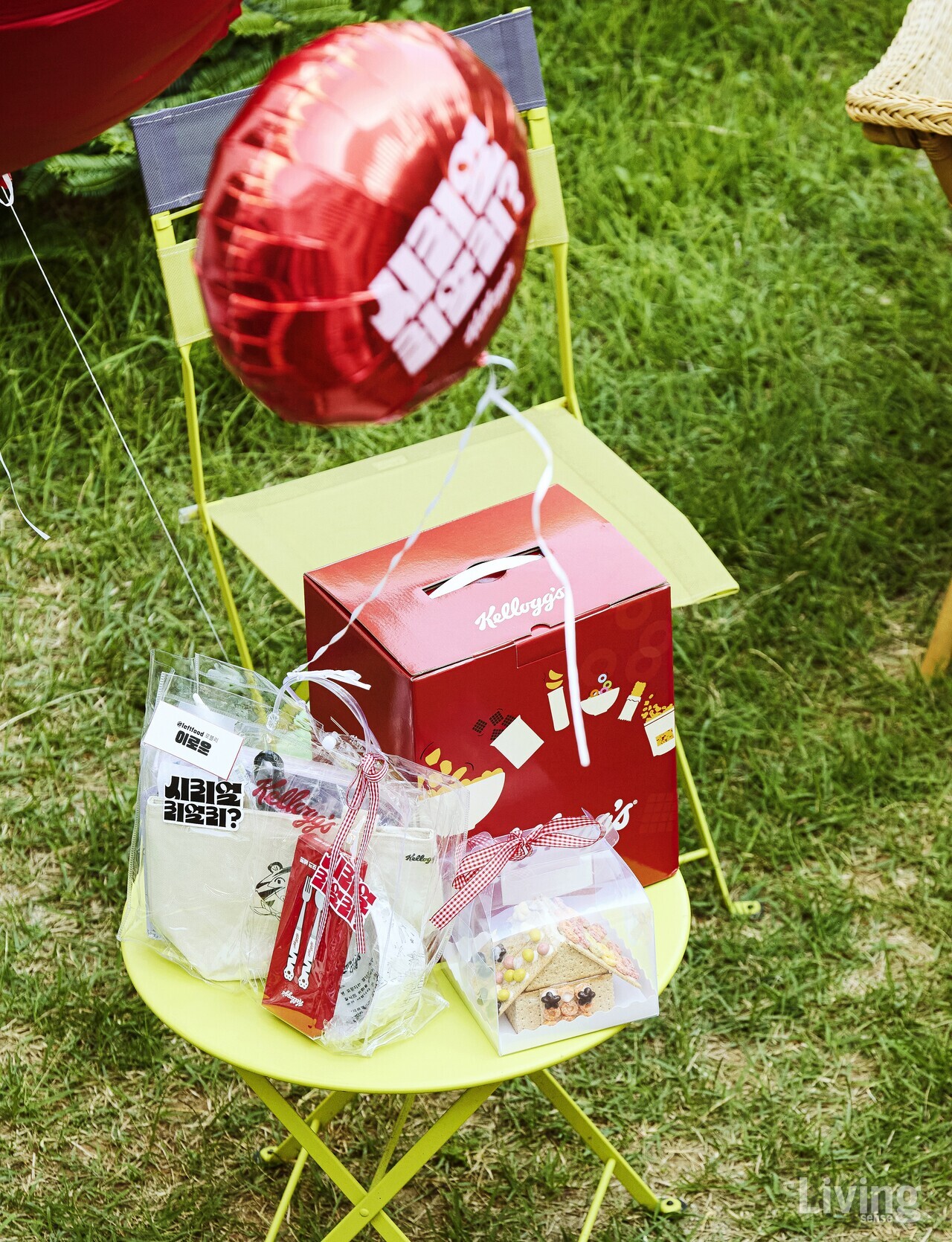 아이들이 만든 시리얼 과자집과 시리얼리얼리 OX 퀴즈 이벤트로 받은 푸짐한 선물들.