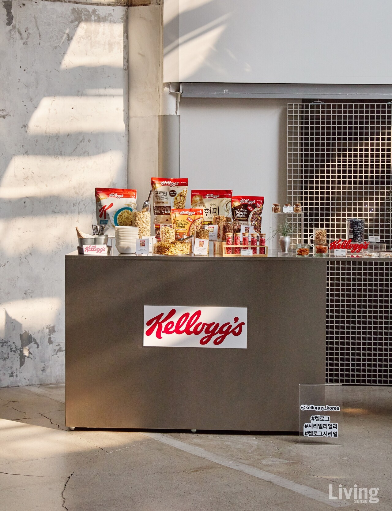 취향에 따라 시리얼과 토핑을 골라 먹을 수 있는 시리얼 존.