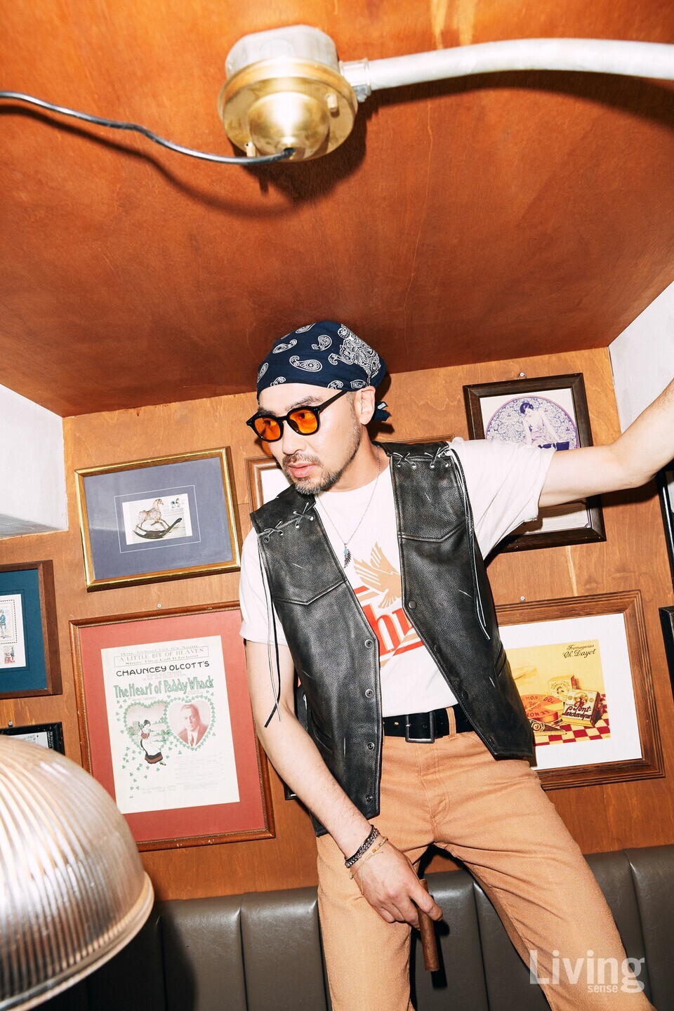 정준이 걸친 레터링 티셔츠는 루드@rhude, 레더 베스트는 자라@zara, 팬츠는 리바이스@levis_korea 