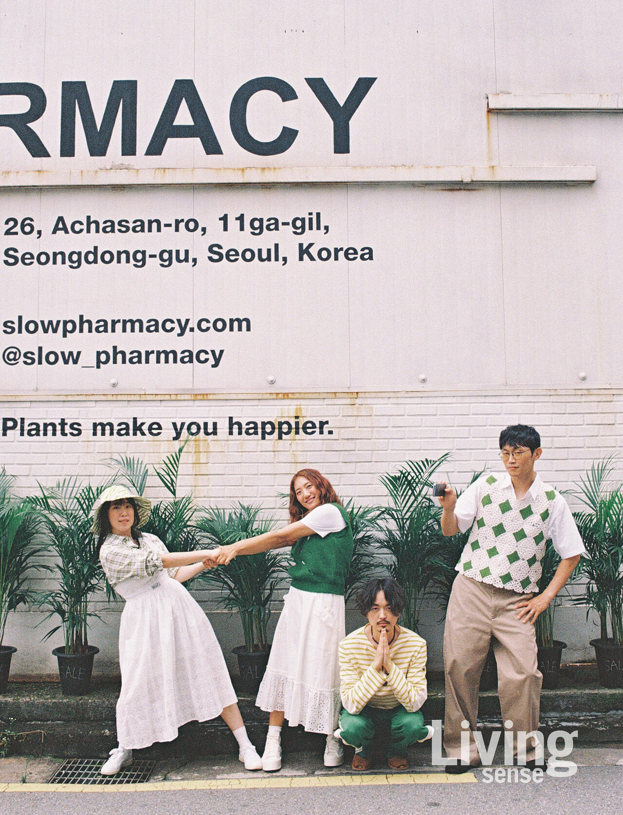 류지의 버킷햇은 데이즈데이즈@daze_dayz, 화이트드레스는 마르디메크르디@mardi_mercredi_official, 신발은 아식스@asicskr. 잔디의 니트 베스트는 문선@moonsun_kr, 스니커즈는 컨버스@converse_kr. 동혁의 스트라이프 티셔츠는 세인트제임스@saintjameskorea. 덕원의 패턴 베스트는 보디@bode. 나머지는 모두 스타일리스트 소장품.