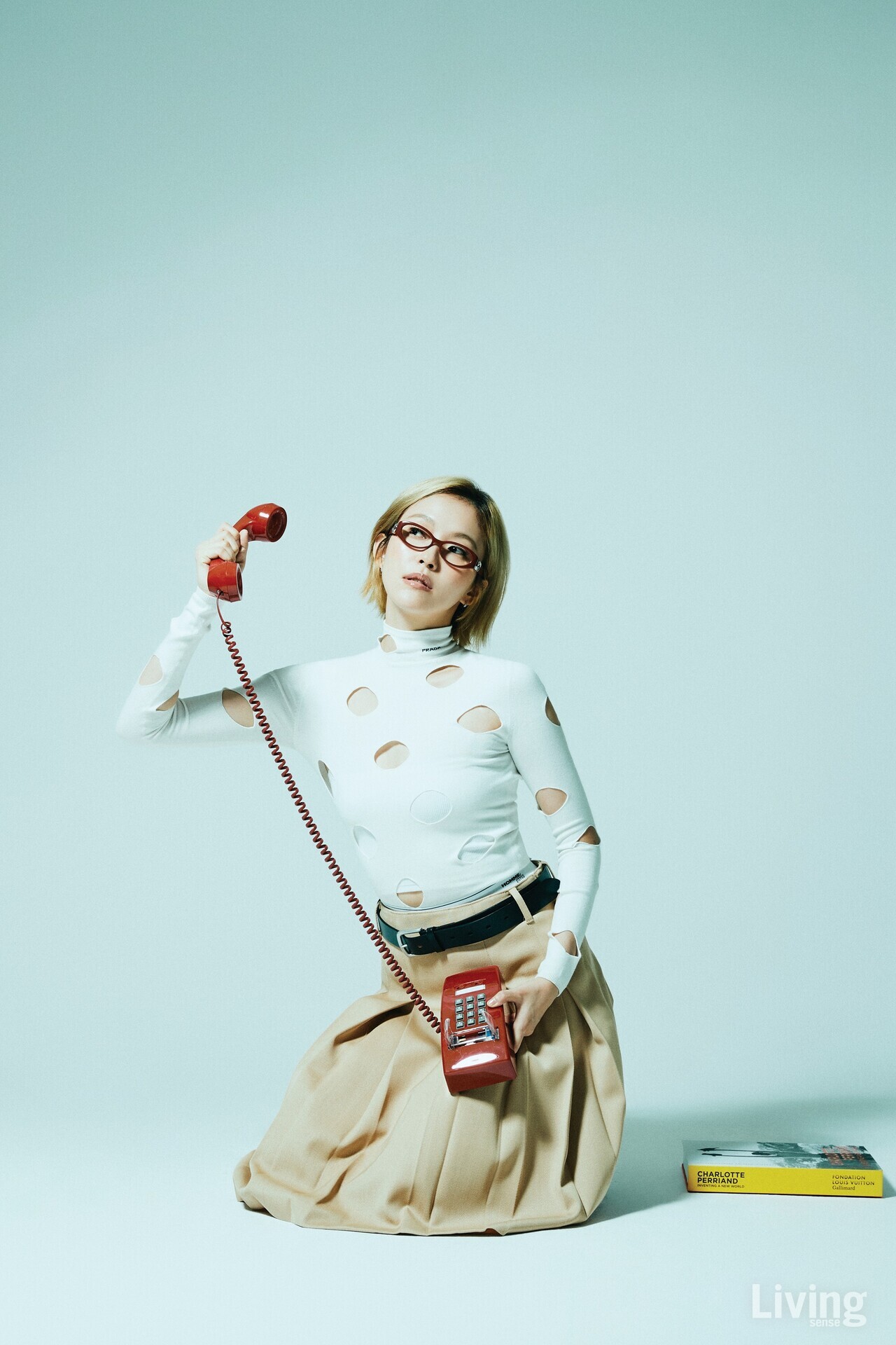 민수가 걸친 컷아웃 터틀넥은 프라다  @prada, 플리츠스커트는 오버듀플레어 @overdueflair, 이너로 착용한 라인 배색의 트렁크 쇼츠는 옴므걸스@hommegirls