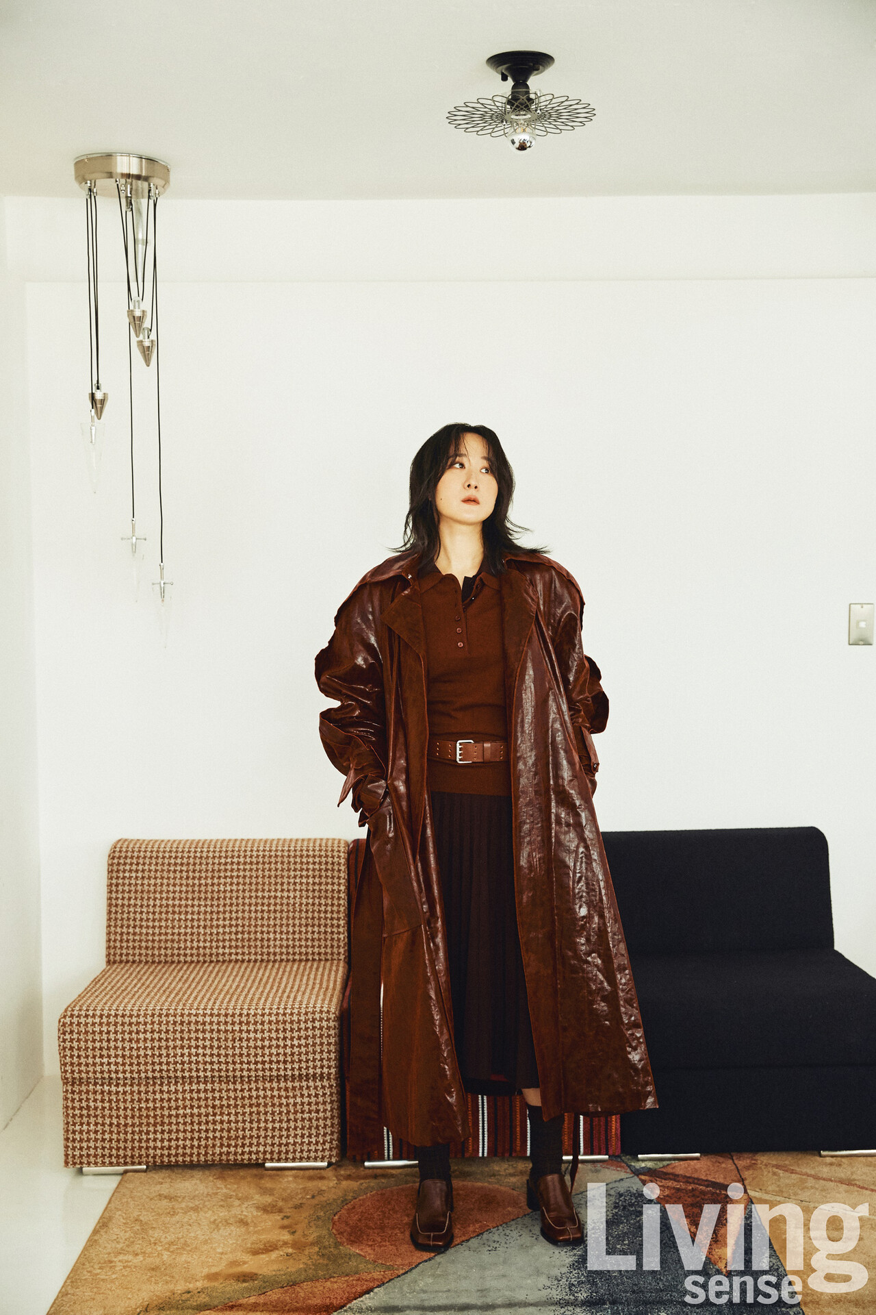 원피스에 레이어드한 칼라 니트는 톰걸@tomgirl_kr, 박시한 실루엣의 버건디 레더 재킷은 딘트@dintofficial, 조명은 모두 공원컴퍼니@gongonecompany