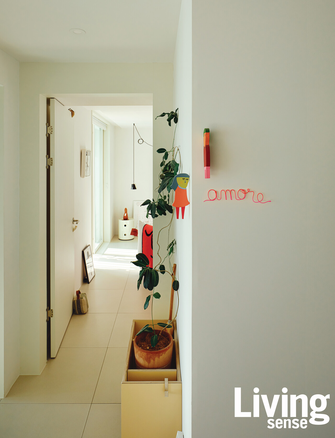 조명과 포스터 액자 등으로 위트 있는 집을 연출한 구혜진 대표는, 주방 테이블 옆에 설치한 갑빠오 작가의 나무 자석을 가장 좋아하는 아이템으로 꼽았다.