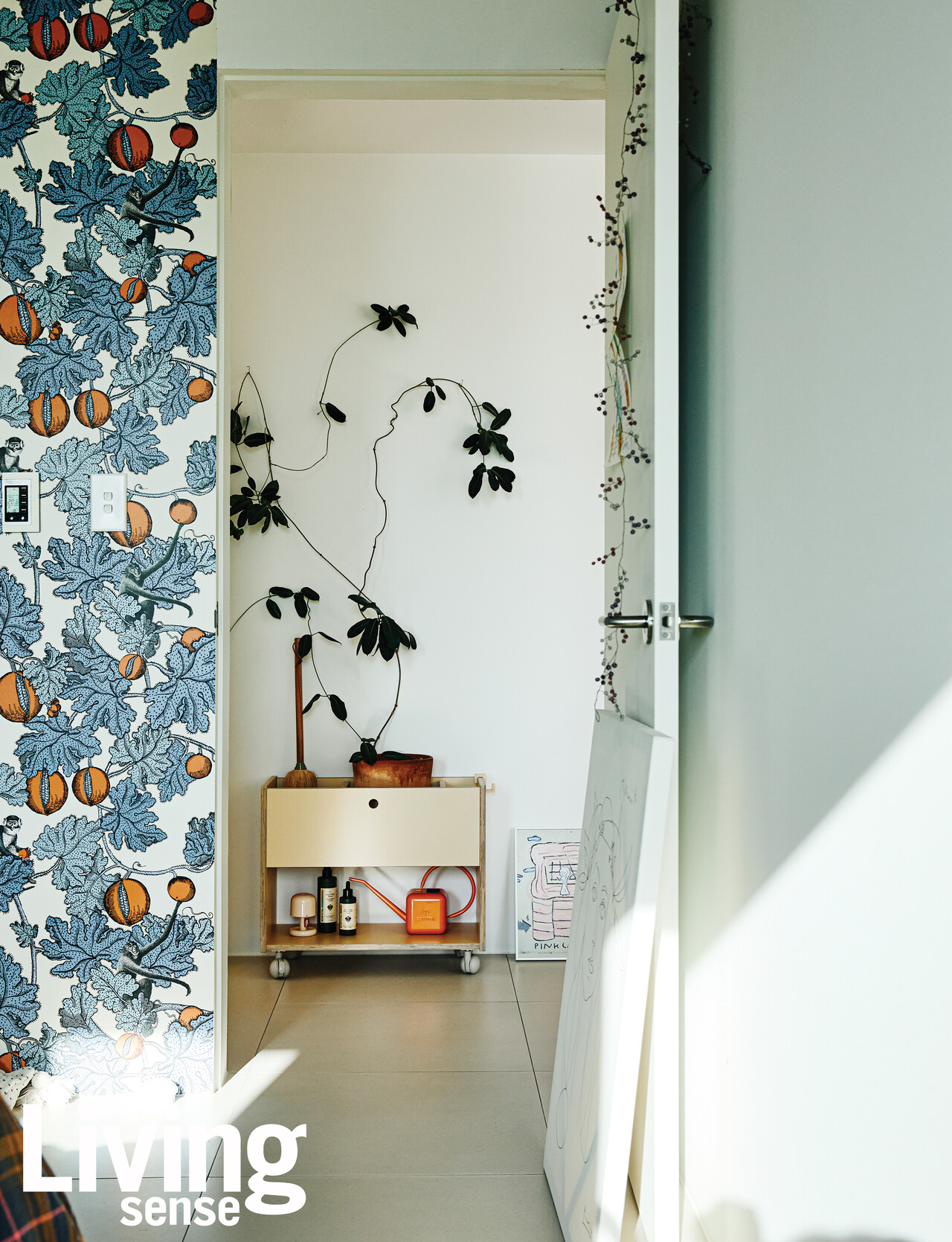 침실의 포인트는 화려한 패턴의 벽지와 무스칸의 티피 램프세이드TIPI LAMPSHADE 조명.