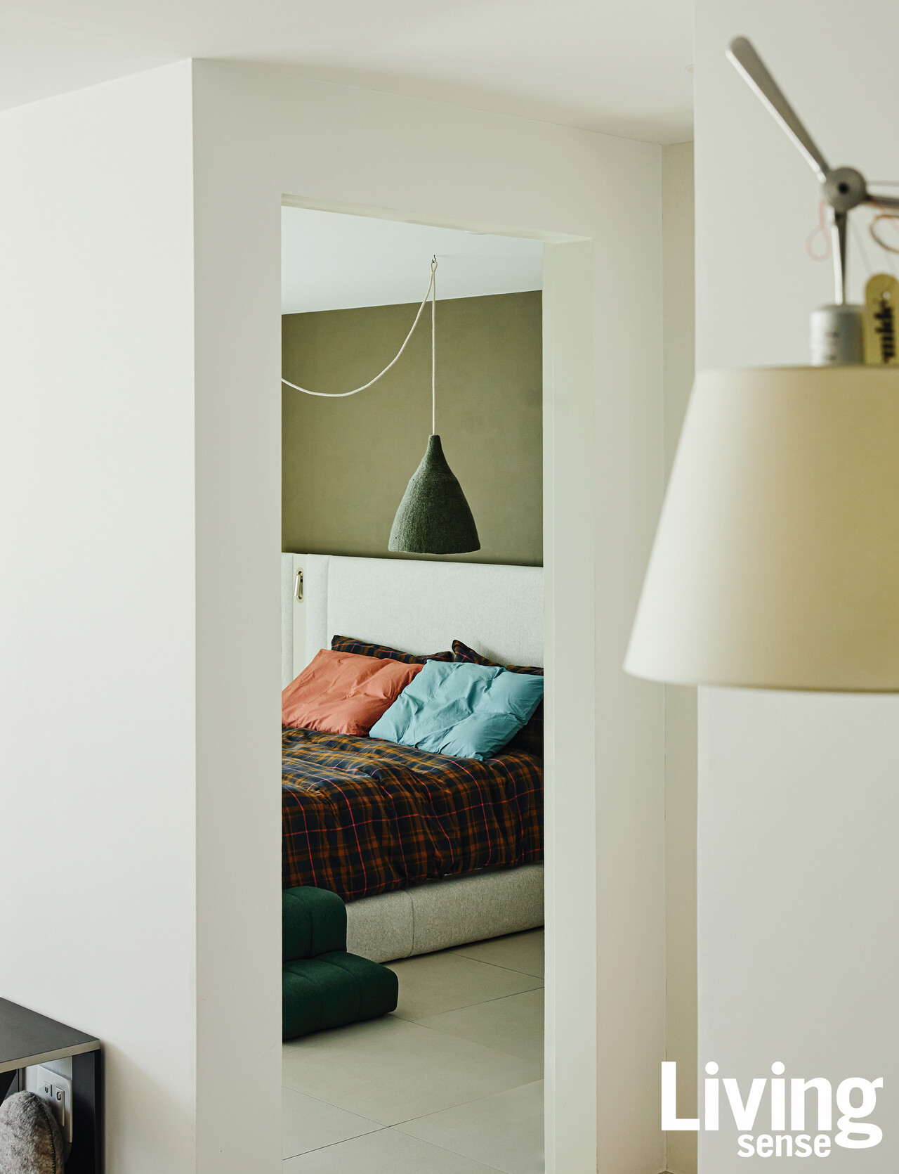 침실의 포인트는 화려한 패턴의 벽지와 무스칸의 티피 램프세이드TIPI LAMPSHADE 조명.