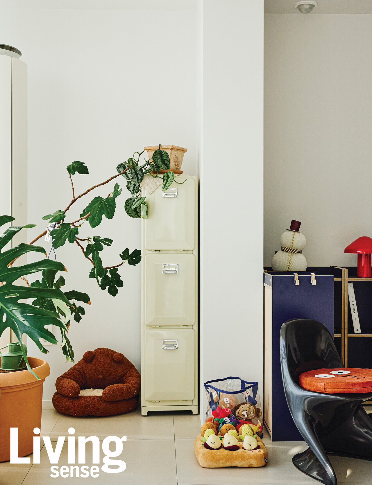 보리의 장난감들이 놓인 네이비색 선반 앞에는 그녀가 좋아하는 어린이용 체어가 자리하고 있다.