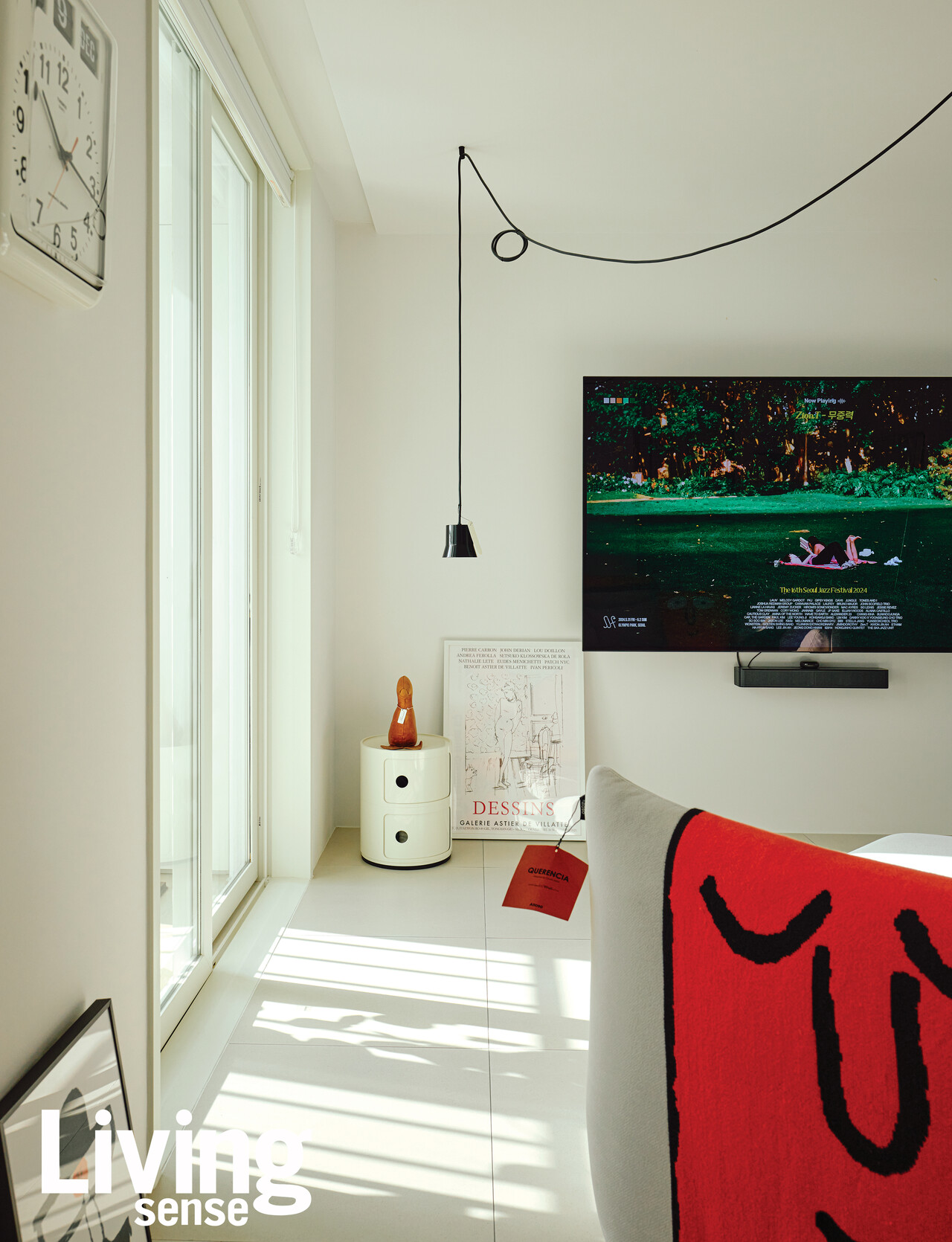 TV를 놓은 안방에는 개방감을 중시해 허니콤 블라인드를 설치했다.