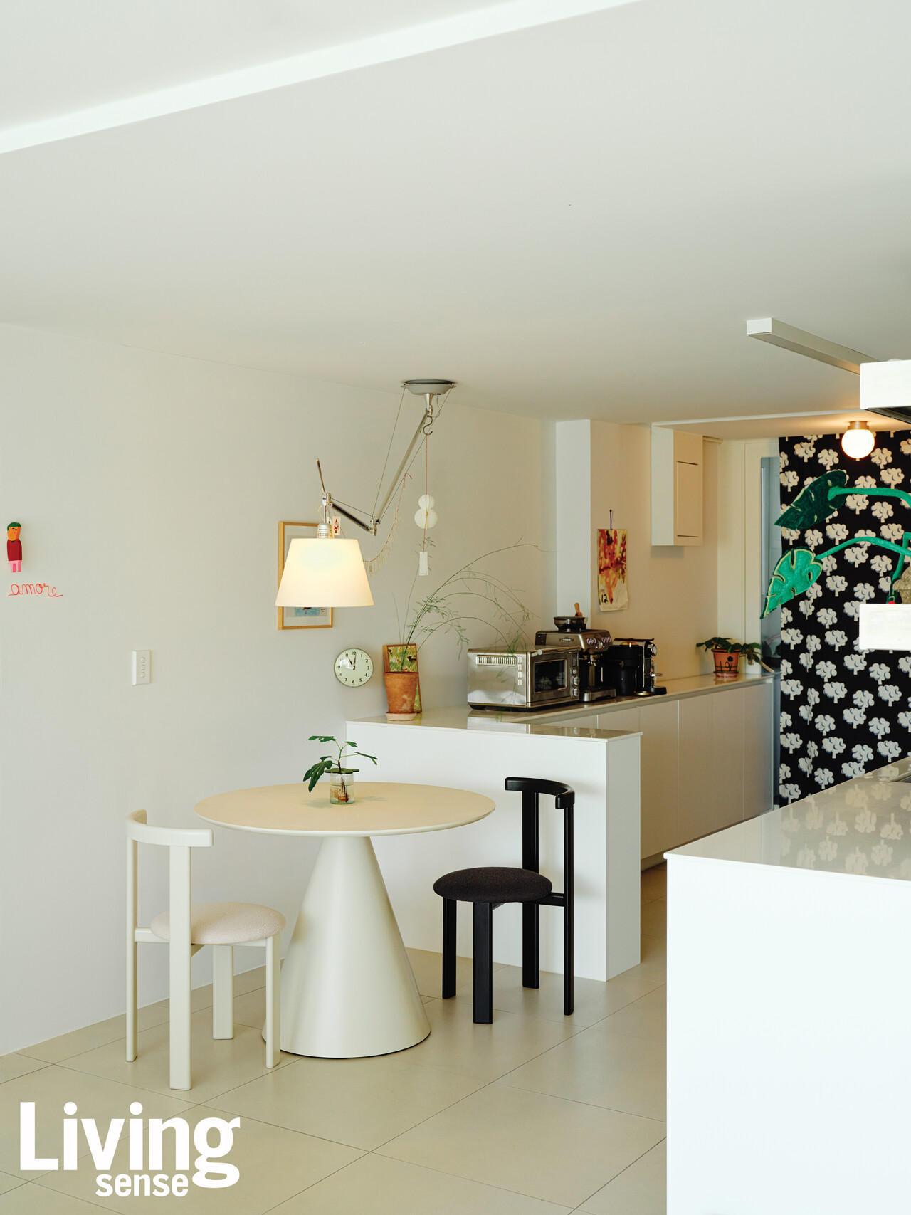 상부장을 없앤 개방감 있는 주방에는 키티버니포니의 커튼으로 포인트를 더했고, 플랫포인트의 하브 세라믹 라운드 테이블과 아틱 체어를 놓았다.