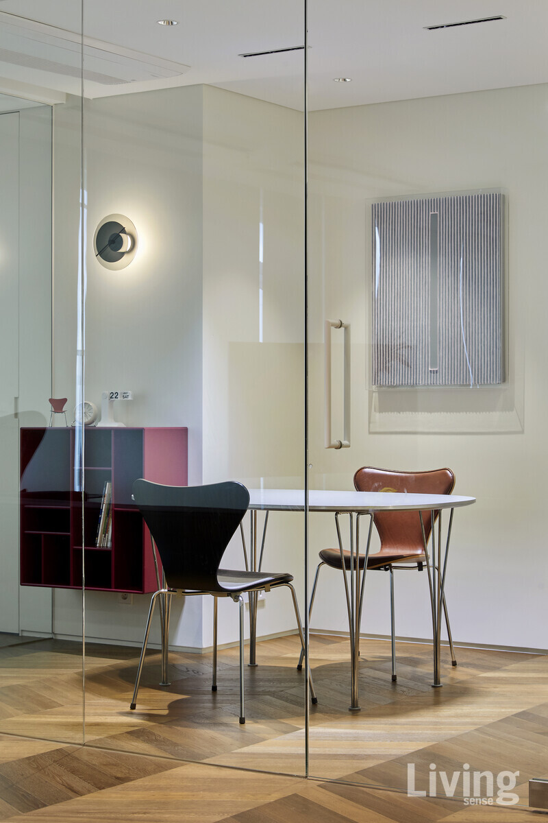 작은 방의 벽을 허물어 개방형 구조의 가족실 겸 서재로 바꾸었다. 이 공간은 가족이 함께 사용하는 공용 공간이자 홈 오피스, 아이의 학습실 등 다목적 멀티 룸으로 활용된다. 디자인에이쓰리.