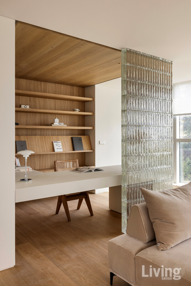 거실과 맞닿은 방의 벽을 허물어 서재로 재구성하고, 주방과 거실, 서재의 기능이 자연스럽게 공존하는 공간으로 완성했다. 유리 파티션은 시간에 따라 변화하는 채광을 담아내며, 공간에 독특한 빛의 스펙트럼과 미학적 아름다움을 더한다. 카민디자인