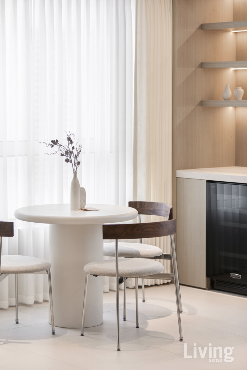 리빙룸에 와인 바를 설계해 취미와 라이프스타일을 섬세하게 반영한 공간. 넉넉한 수납공간과 함께 여유를 즐길 수 있는 세련된 분위기를 더했다. 디자인나루.