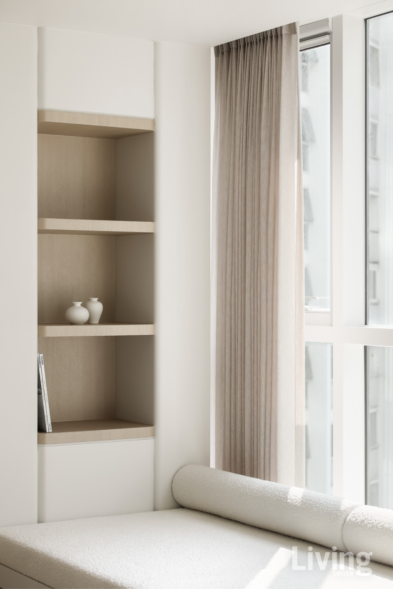 거실의 데드스페이스를 창의적으로 재해석해 데이베드와 책장을 배치, 휴식과 독서, 명상을 위한 아늑한 코너로 완성했다. 단순한 공간 활용을 넘어, 거주자에게 여유로운 일상을 제안하는 감성적인 쉼의 공간으로 거듭났다. 디자인나루.