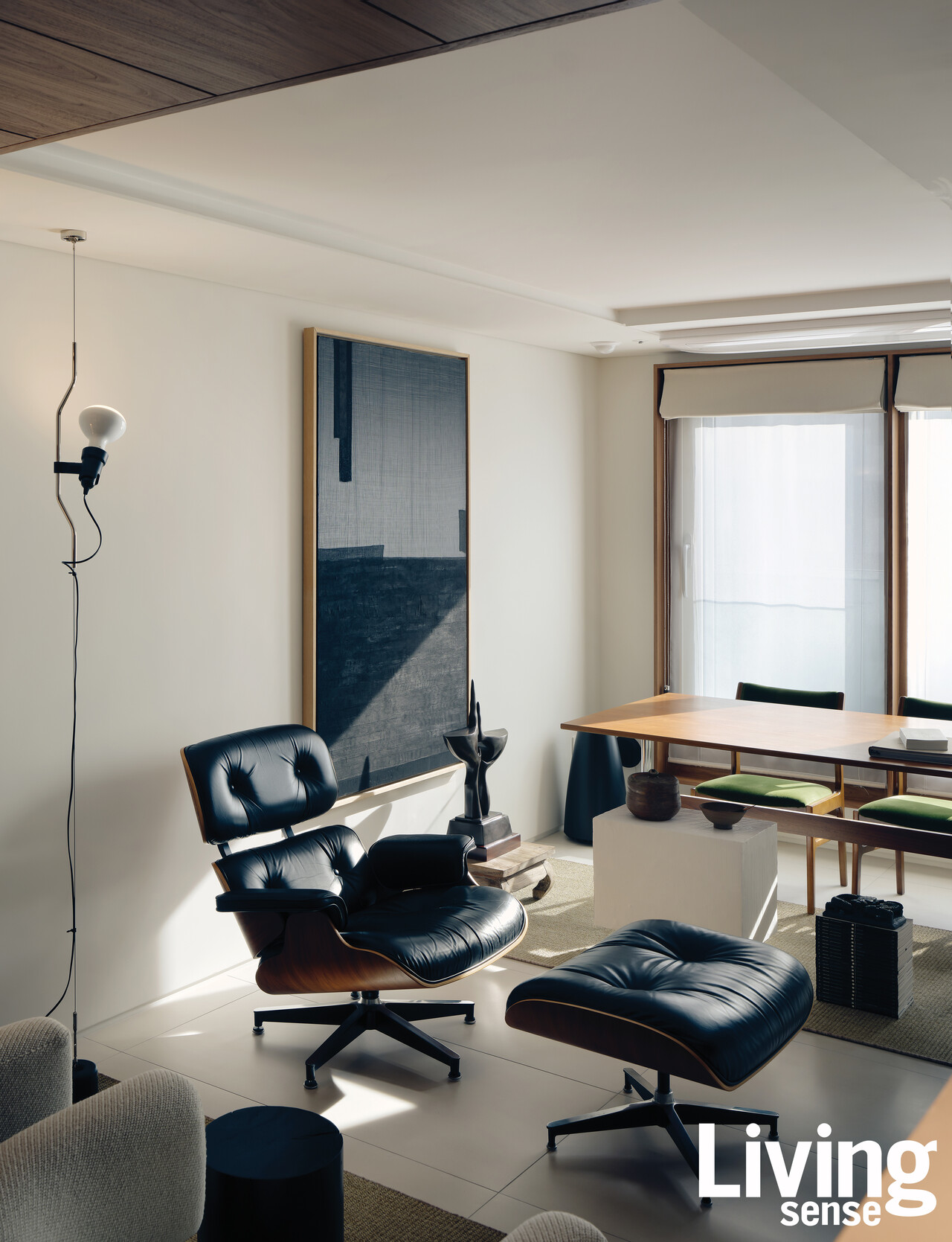 허먼밀러의 라운지체어와 테이블, 플로스 조명 등 이승일 디렉터의 취향을 단적으로 보여주는 리빙룸.