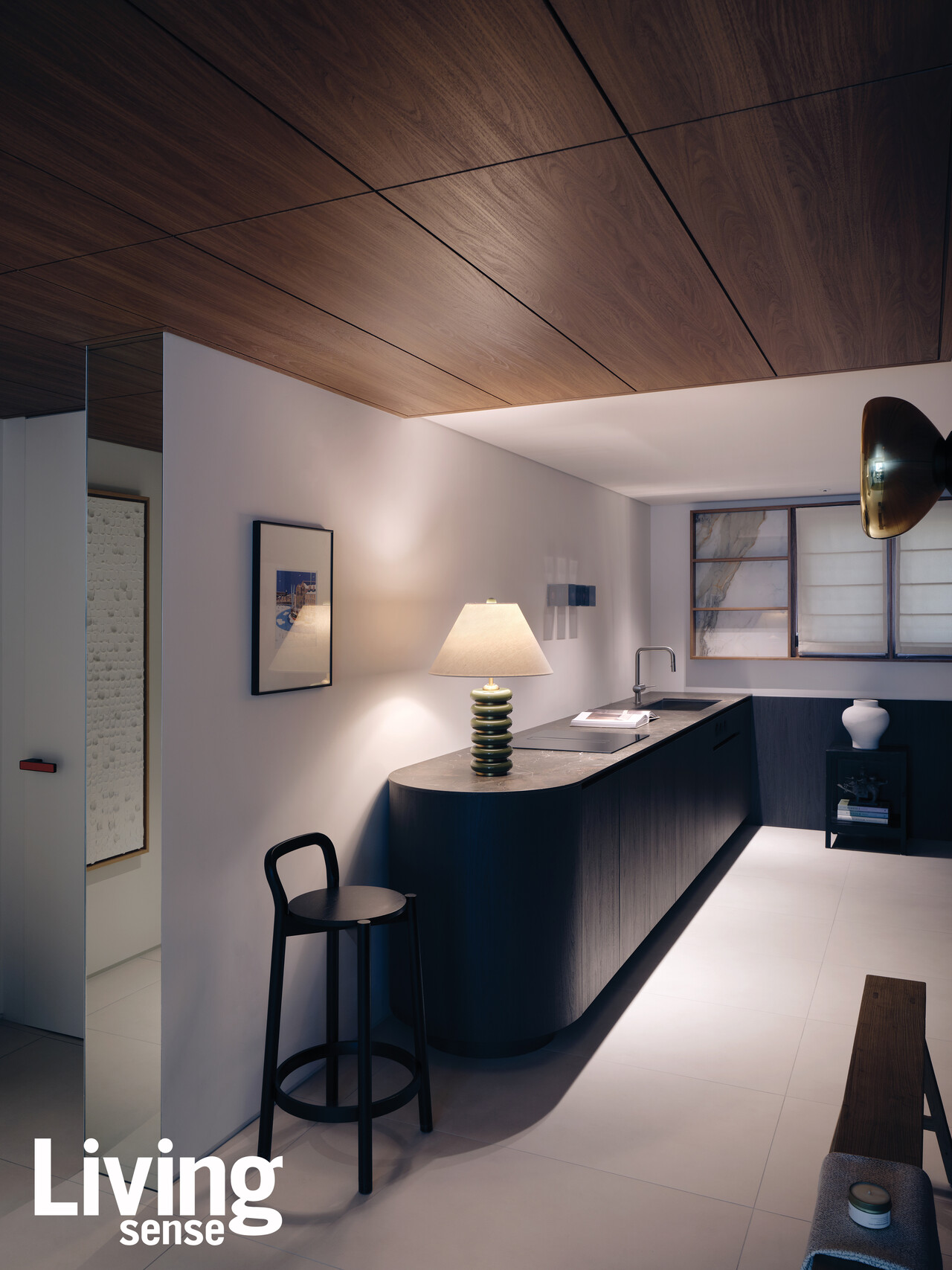 조명은 소호 홈 제품으로 주방의 우아하고 묵직한 무드를 배가한다