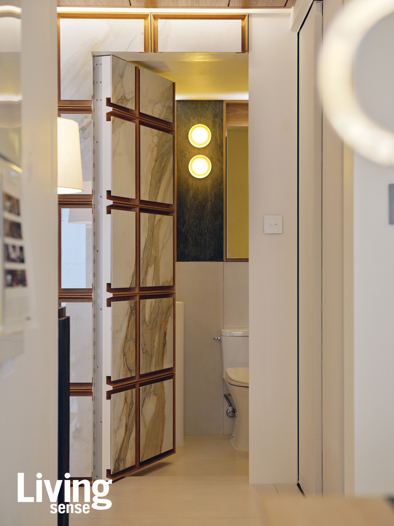 전형적인 아파트 욕실의 차가움을 지양해 재료는 물론 조명의 색감도 신중하게 선택했다.