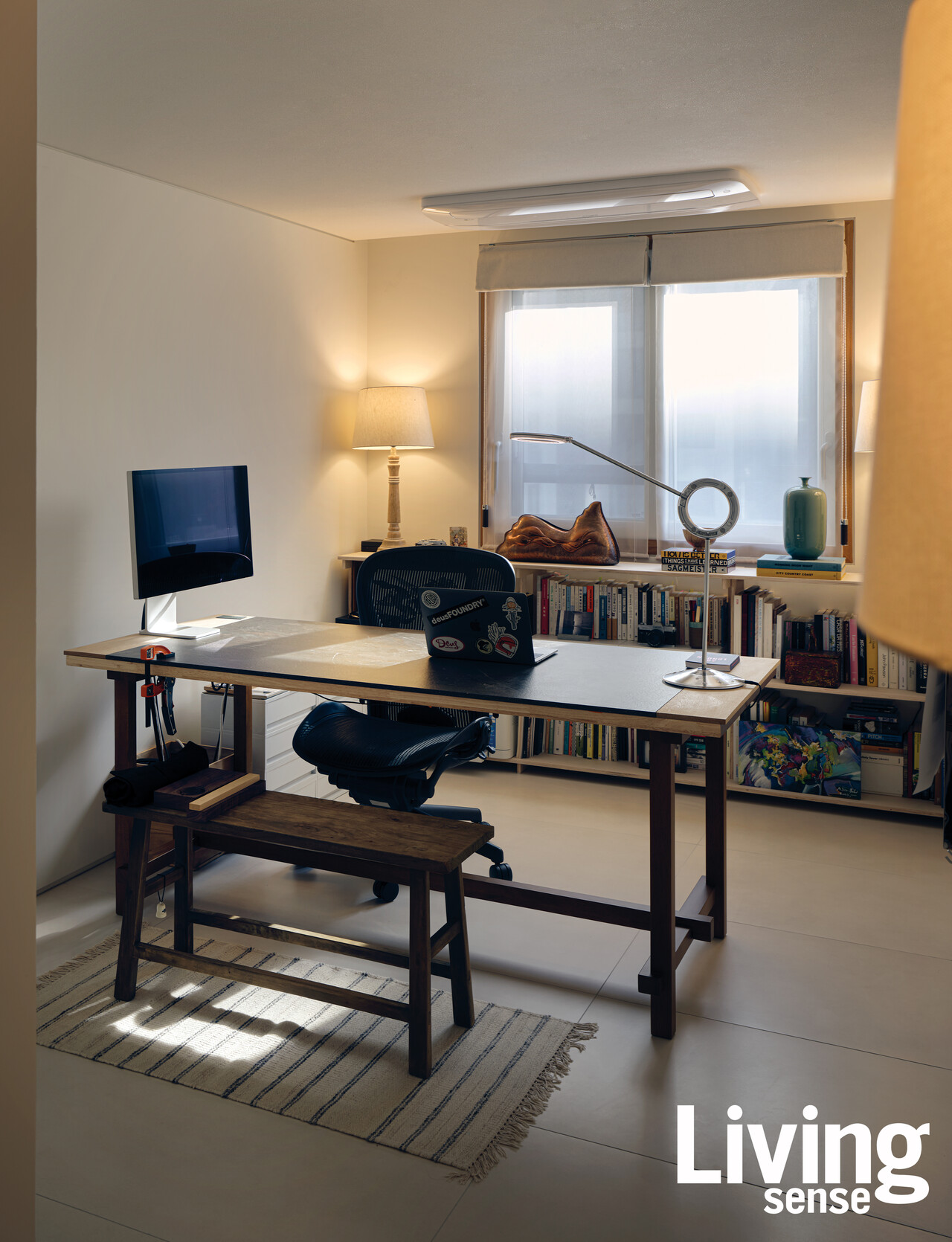 장미맨숀 책상에 주방 상판에 사용했던 세락믹과 화이트 오크 원목을 더해 권위적인 느낌의 집무실을 완성했다.