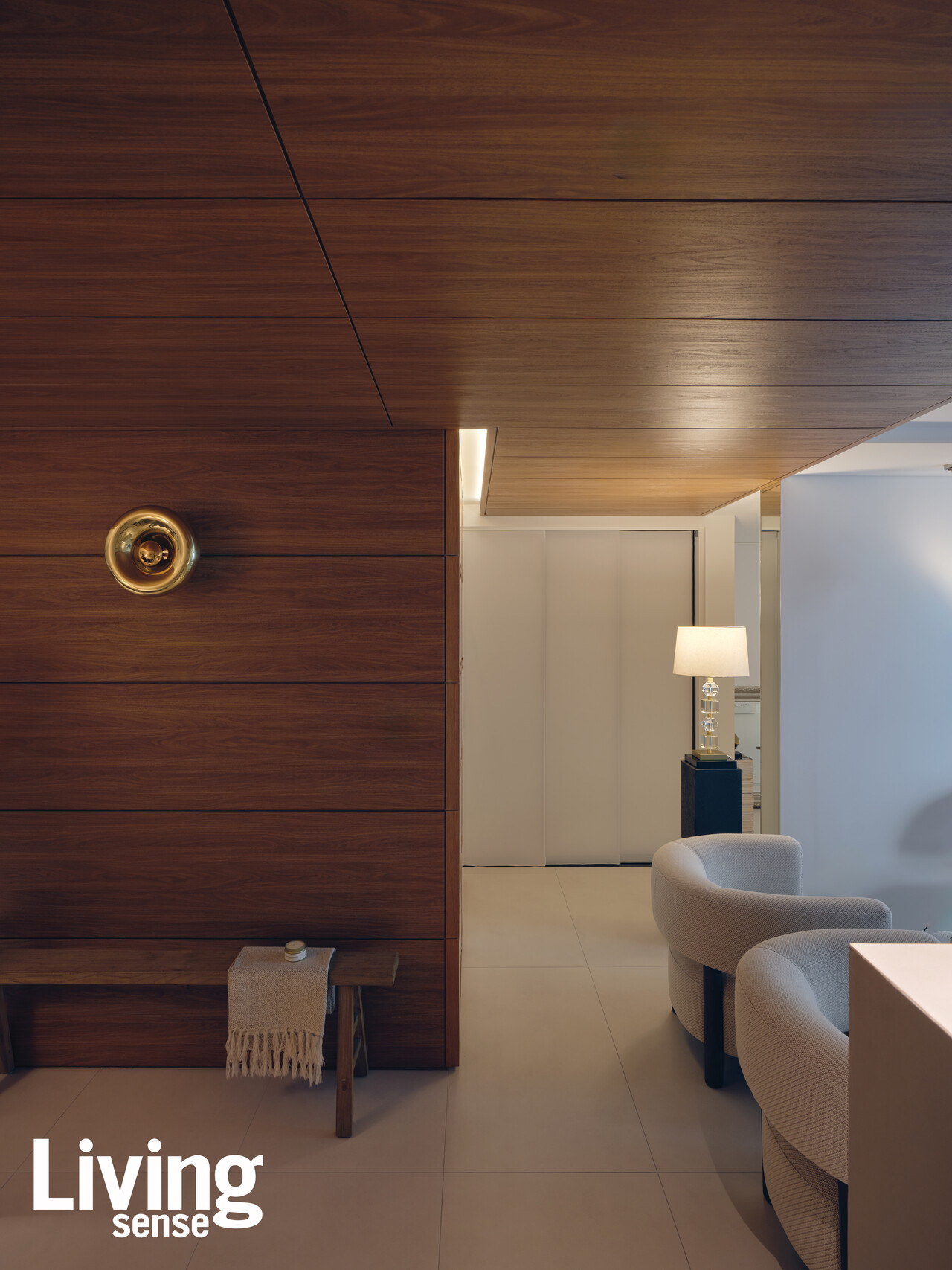 선과 면을 단정하게 다듬고 은은한 조도를 더해 호텔 같은 분위기를 연출한 현관.