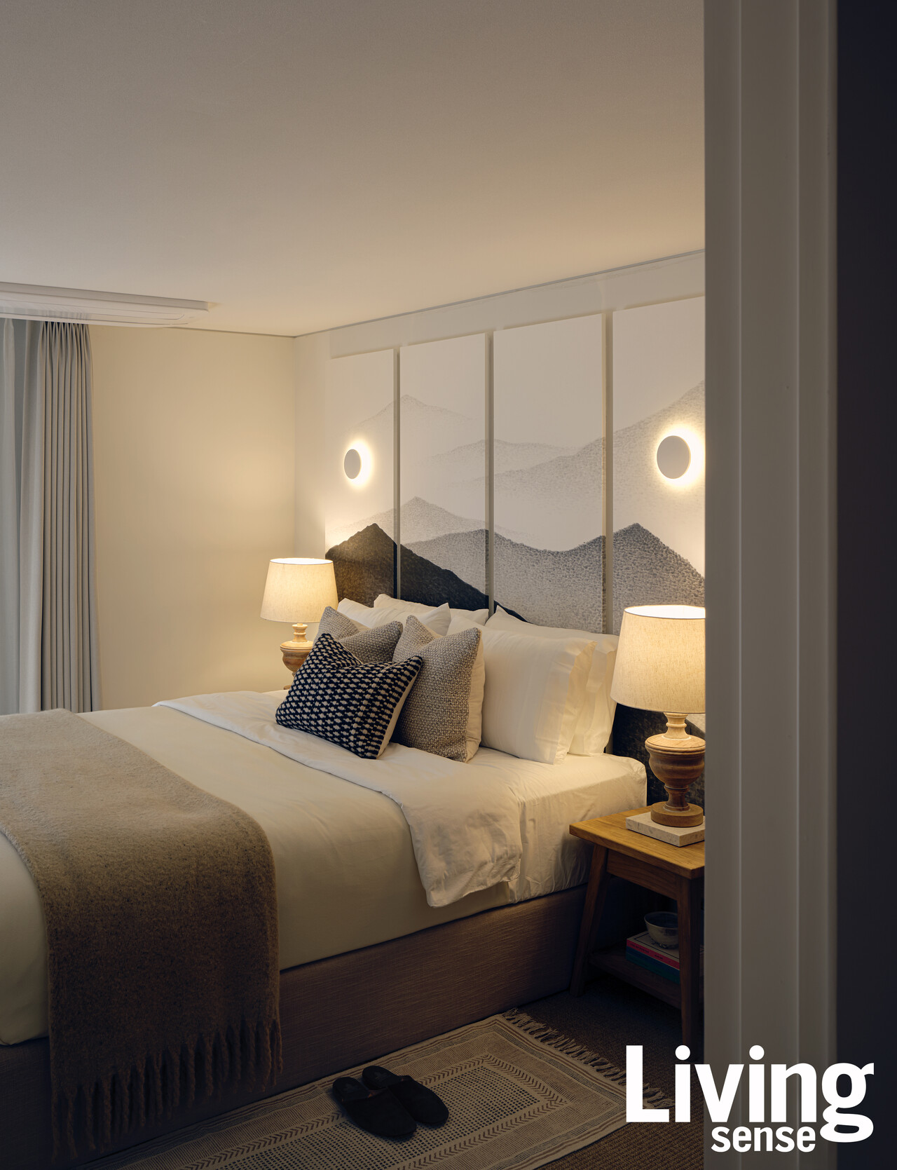 점묘법으로 그려진 헤드보드는 안방을 위해 특별히 제작한 작품.