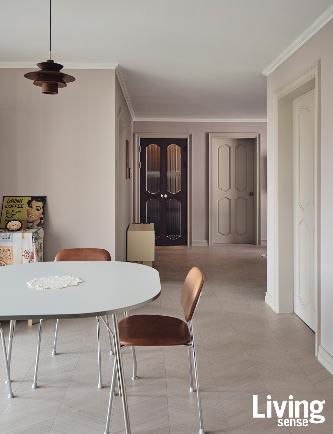 문 하나도 버리지 않고 리폼하여 유니크한 현관문을 탄생시킨 노르웨이숲.